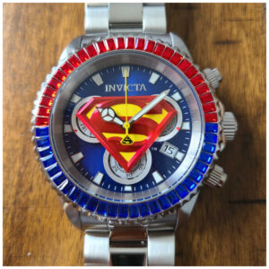 ectq36214_vni_3 jpg - Relógio Masculino DC Comics Superman, Invicta 41263, Prata -<p>Este impressionante relógio Invicta DC Comics apresenta um movimento preciso de quartzo, bem como uma caixa de aço. Seu mostrador de metal azul é envolto por um cristal Flame Fusio</p>