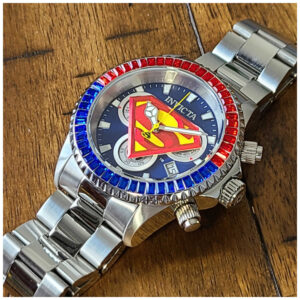 ectq36214_vni_5 jpg - Relógio Masculino DC Comics Superman, Invicta 41263, Prata -<p>Este impressionante relógio Invicta DC Comics apresenta um movimento preciso de quartzo, bem como uma caixa de aço. Seu mostrador de metal azul é envolto por um cristal Flame Fusio</p>