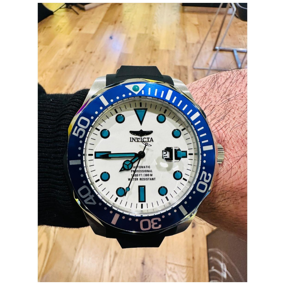 ectq50633_vni_3 jpg - Pro Oversized Automático Masculino Relógio com Mostrador Luminoso 60mm. Preto 33605 -Este lindo relógio Invicta Pro contém um movimento automático preciso, além de uma caixa de aço Seu mostrador exibe um mostrador branco de metal protegido por um Cristal Mineral de