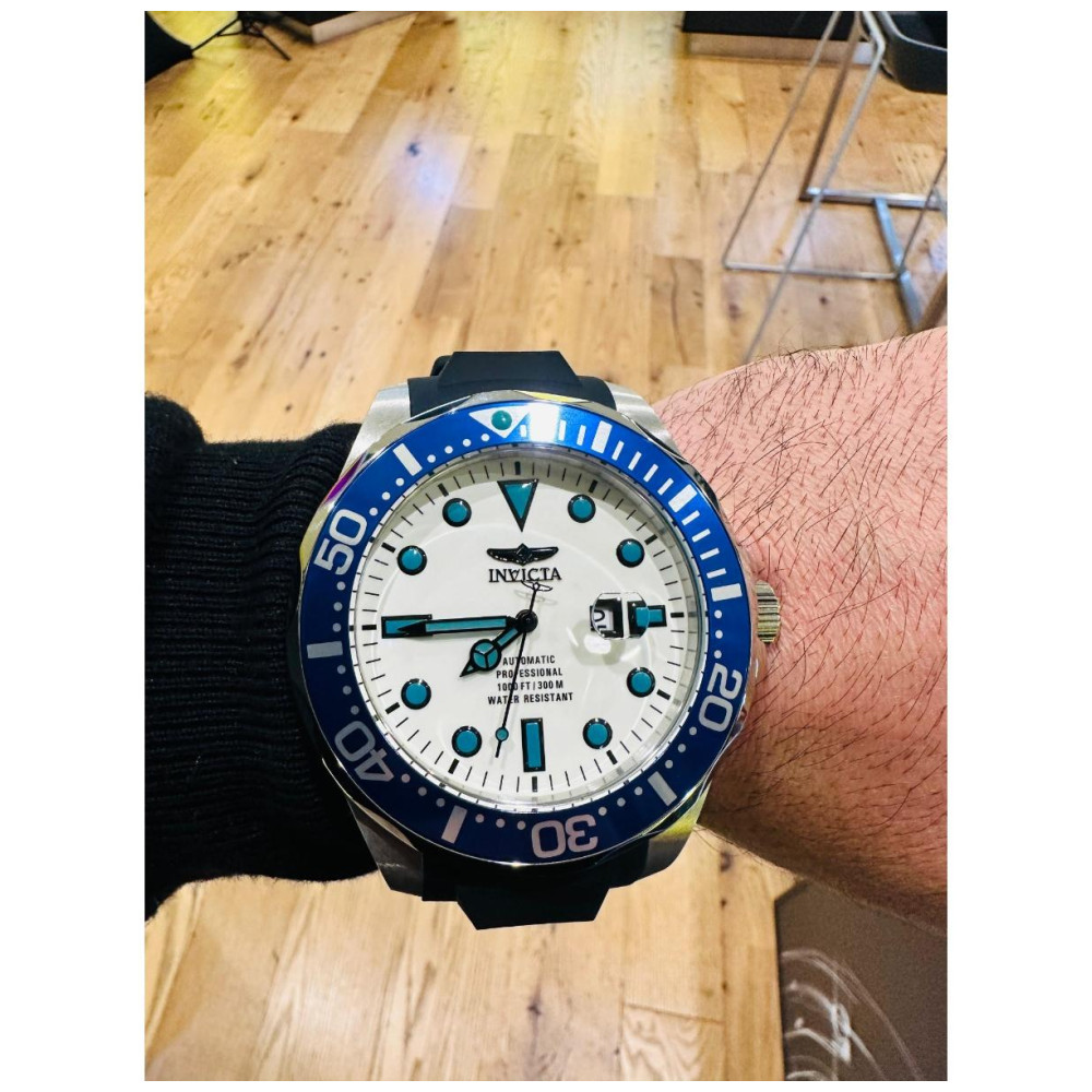ectq50633_vni_4 jpg - Pro Oversized Automático Masculino Relógio com Mostrador Luminoso 60mm. Preto 33605 -Este lindo relógio Invicta Pro contém um movimento automático preciso, além de uma caixa de aço Seu mostrador exibe um mostrador branco de metal protegido por um Cristal Mineral de
